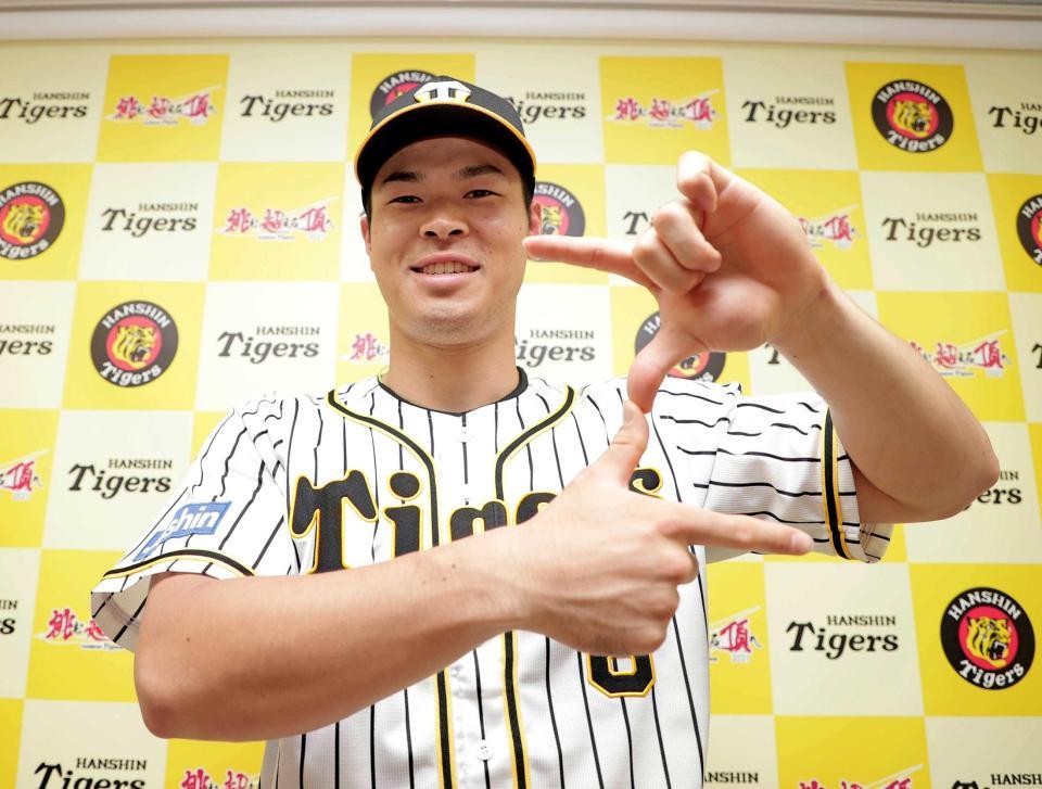 　ファン投票で選出され、Ｚポーズを披露する佐藤輝（代表撮影）