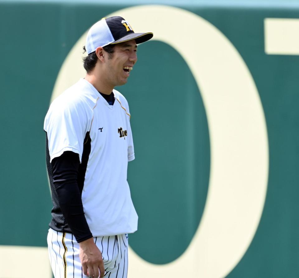 　練習中、笑顔を見せる青柳