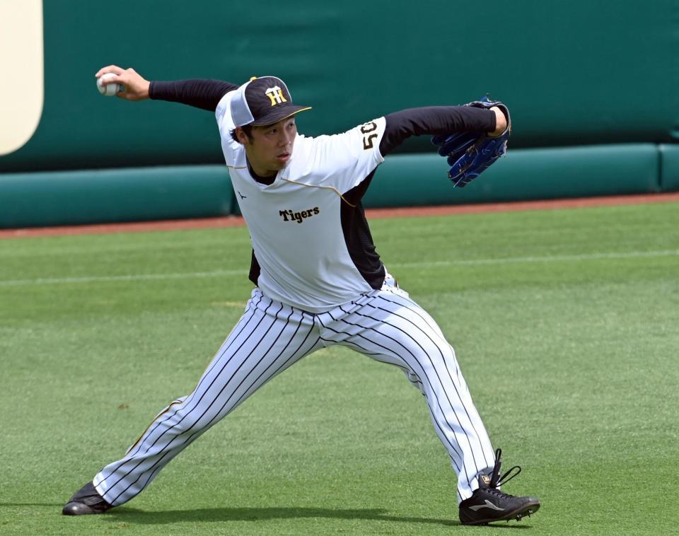 　キャッチボールする青柳