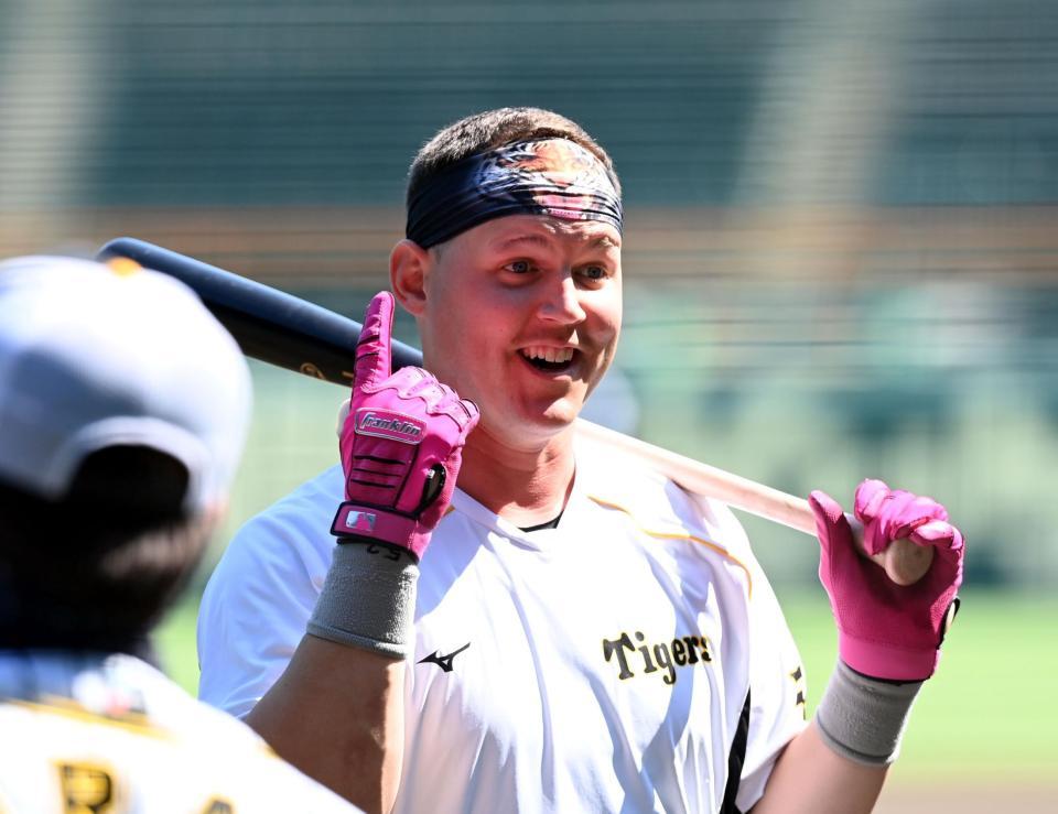 　練習中、笑顔を見せるサンズ（撮影・山口登）