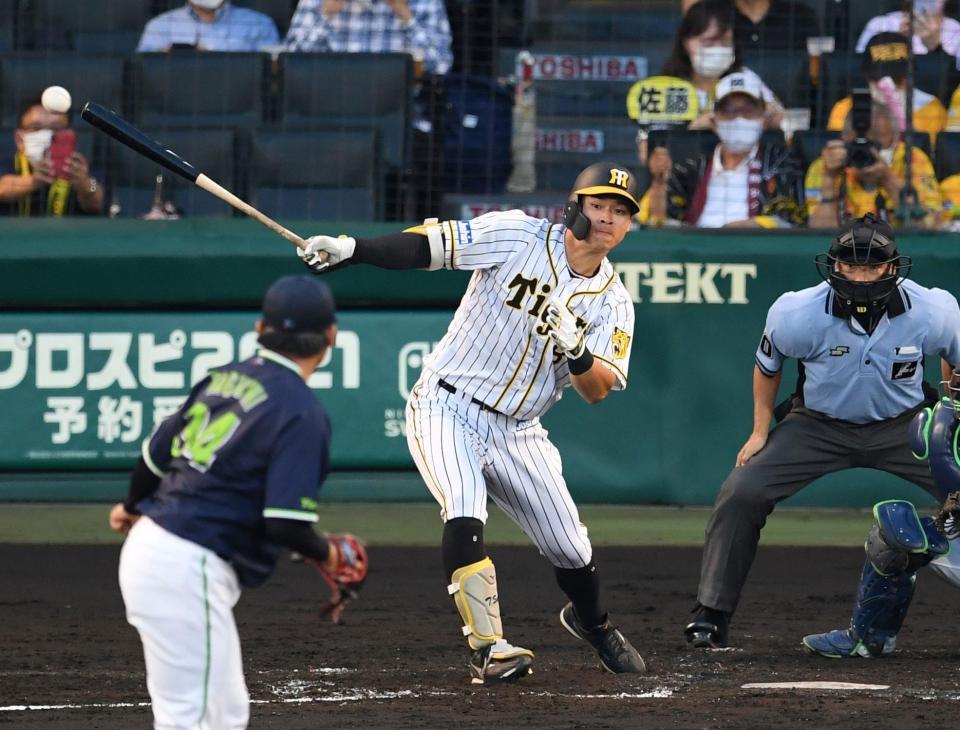 　２回、適時打を放つ佐藤輝（撮影・田中太一）