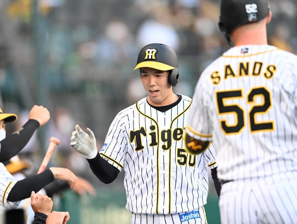 　２回、青柳は糸原の適時打生還しナインに迎えられる（撮影・山口登）