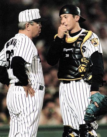 　野村克也さん（左）の教えをたたき込まれた現役時代の矢野監督＝１９９９年６月１３日