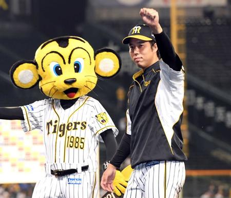 　ファンの声援に応える青柳（撮影・山口登）