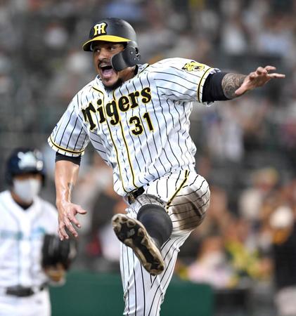 　８回、同点ソロを放った阪神・マルテはベンチ前で絶叫する（撮影・北村雅宏）