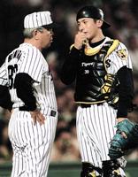 　野村克也さん（左）の教えをたたき込まれた現役時代の矢野監督＝１９９９年６月１３日