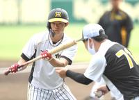 阪神・久慈照嘉コーチ（右）のアドバイスを受けながらバント練習する阪神・中野拓夢＝甲子園（撮影・北村雅宏）