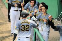 　同点ソロを放ち、ナインに出迎えられる井上