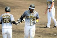 　来日初の４安打を放ち、代走を送られたロハス