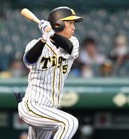 　１回、中前打を放つ近本（撮影・北村雅宏）