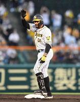 　１回、適時二塁打を放ち、ベンチに向かって手を挙げるマルテ（撮影・北村雅宏）