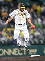 　６回、ヤクルト・元山を空振り三振に仕留め、ジャンプして喜ぶ阪神・アルカンタラ（撮影・北村雅宏）