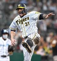 　８回、同点ソロを放った阪神・マルテはベンチ前で絶叫する（撮影・北村雅宏）