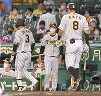 　８回、三振に倒れた阪神・佐藤輝と選手交代を告げにベンチを出る矢野監督（撮影・高部洋祐）