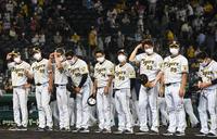 　引き分けに終わり、スタンドのファンにあいさつする阪神・矢野監督（撮影・北村雅宏）