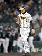 　８回、サンタナに勝ち越しとなる適時二塁打を許した岩崎はうつむいてベンチに戻る（撮影・北村雅宏）