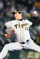 ８回から登板する阪神・岩崎優＝甲子園（撮影・北村雅宏）