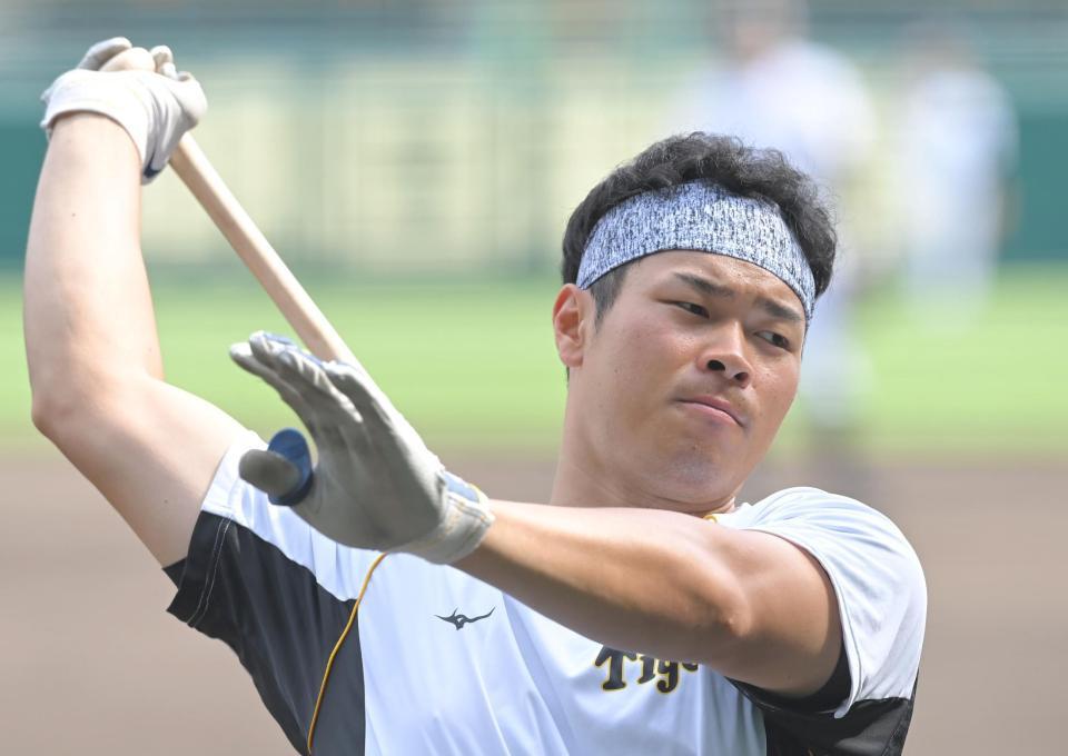 　試合前、打撃練習に励む阪神・佐藤輝（撮影・高部洋祐）