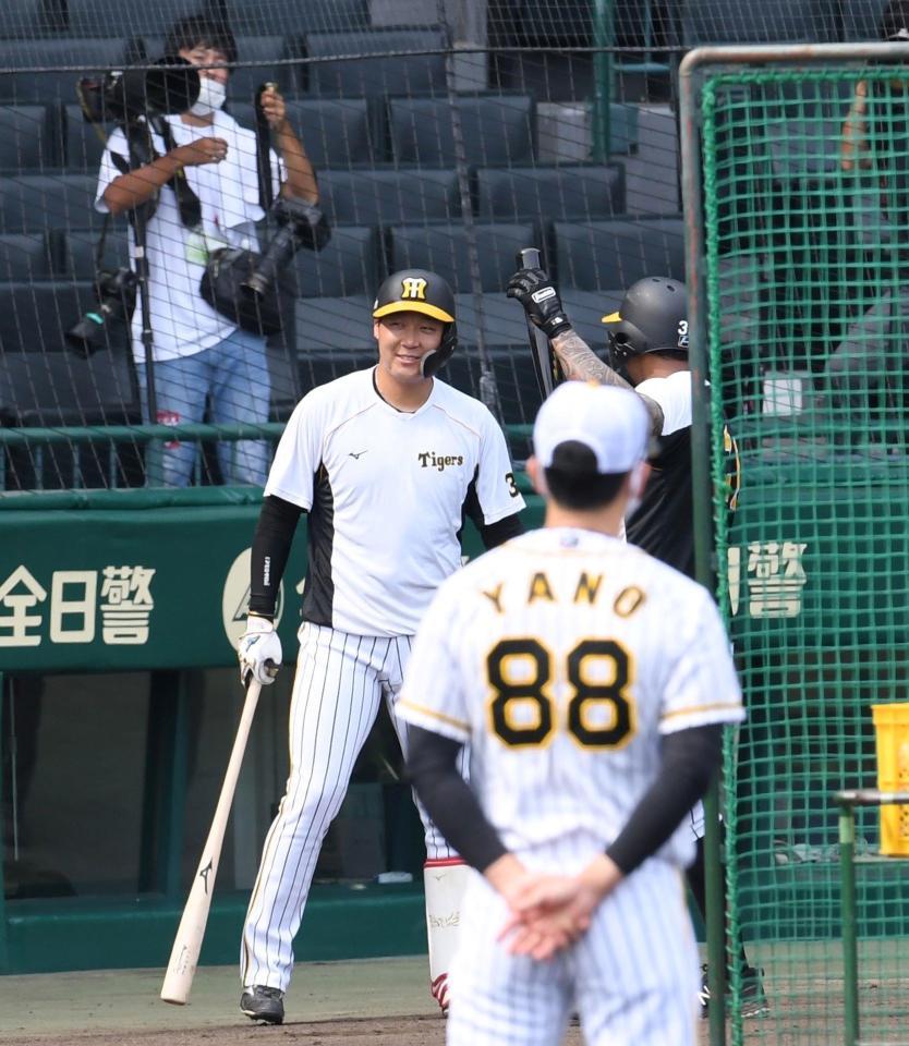 　練習で笑顔を見せる阪神・大山。手前は矢野監督（撮影・田中太一）