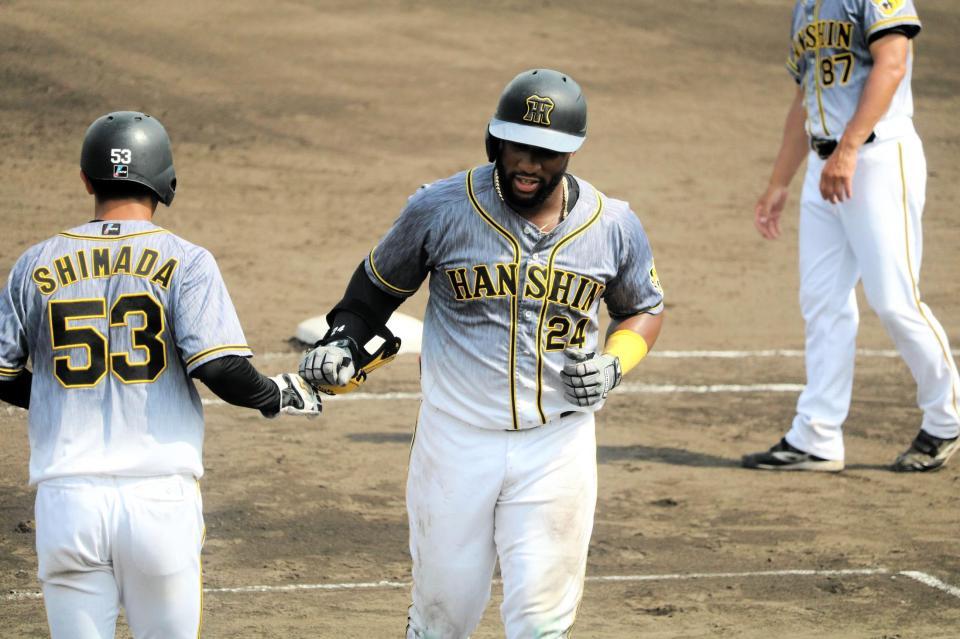 　来日初の４安打を放ち、代走を送られたロハス