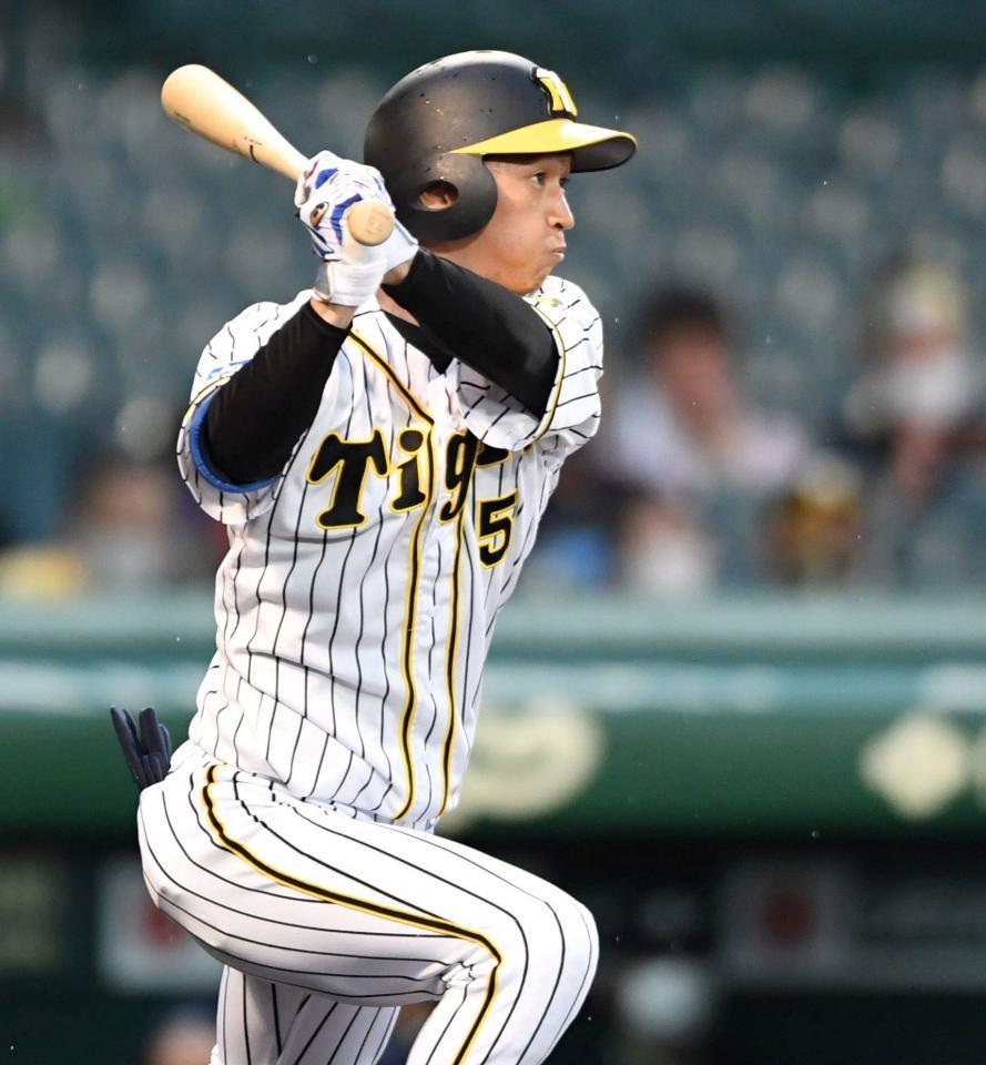 　１回、中前打を放つ近本（撮影・北村雅宏）