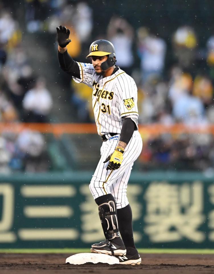 　１回、適時二塁打を放ち、ベンチに向かって手を挙げるマルテ（撮影・北村雅宏）