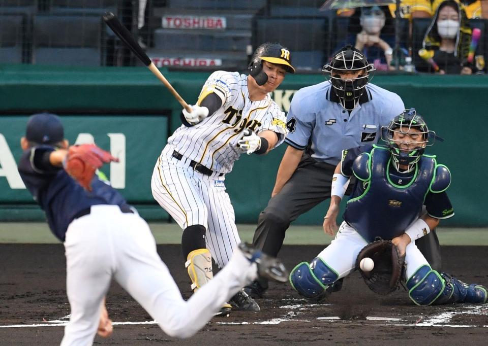 　１回、空振り三振に倒れる佐藤輝（撮影・田中太一）