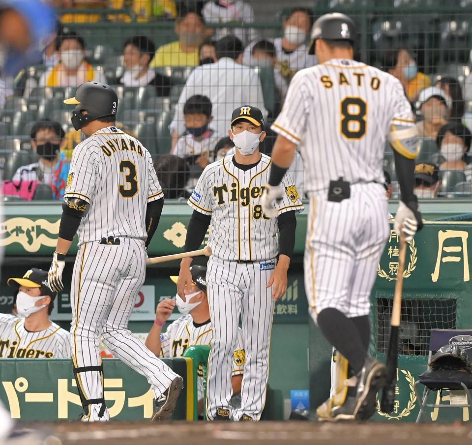 　８回、三振に倒れた阪神・佐藤輝と選手交代を告げにベンチを出る矢野監督（撮影・高部洋祐）