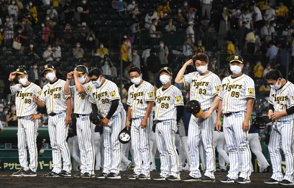 　引き分けに終わり、スタンドのファンにあいさつする阪神・矢野監督（撮影・北村雅宏）