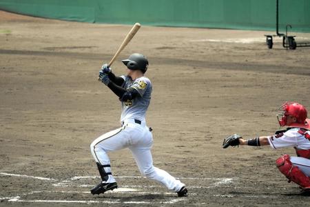 　四回、中堅フェンス直撃の二塁打を放った阪神・栄枝