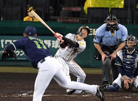　７回、空振り三振に倒れる阪神・中野（撮影・田中太一）