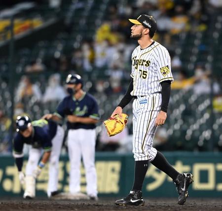 　９回、ヤクルト打線に勝ち越しを許し、ぼう然とするスアレス（撮影・飯室逸平）