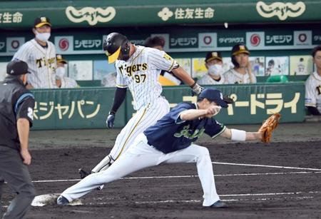 　８回、送りバントを失敗し、併殺に倒れる阪神・小野寺（撮影・田中太一）