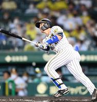 　６回、左越えに２号先制ソロを放つ阪神・梅野（撮影・飯室逸平）