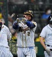 　６回、阪神・梅野は先制ソロを放ち笑顔で生還する（撮影・山口登）