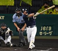 　７回、同点ソロを放つヤクルト・山田哲（撮影・田中太一）