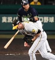 　７回、ヤクルト・村上の打球を腕に受ける阪神・ガンケル（撮影・田中太一）