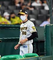 　９回、投手交代を告げベンチに戻る阪神・矢野監督（撮影・山口登）