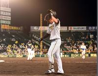 　８回、阪神・小野寺は送りバントを失敗し併殺となり悔しそうにベンチに戻る（撮影・山口登）