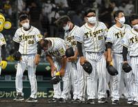 　ヤクルトに敗れ、阪神・矢野監督（左端）は厳しい表情でファンにあいさつする（撮影・山口登）