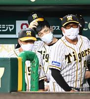 　ベンチから戦況を見守る阪神・矢野監督（撮影・飯室逸平）