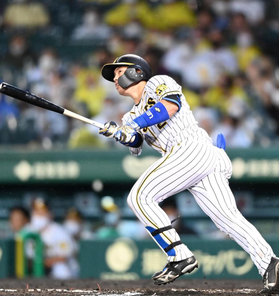 　６回、左越えに２号先制ソロを放つ阪神・梅野（撮影・飯室逸平）