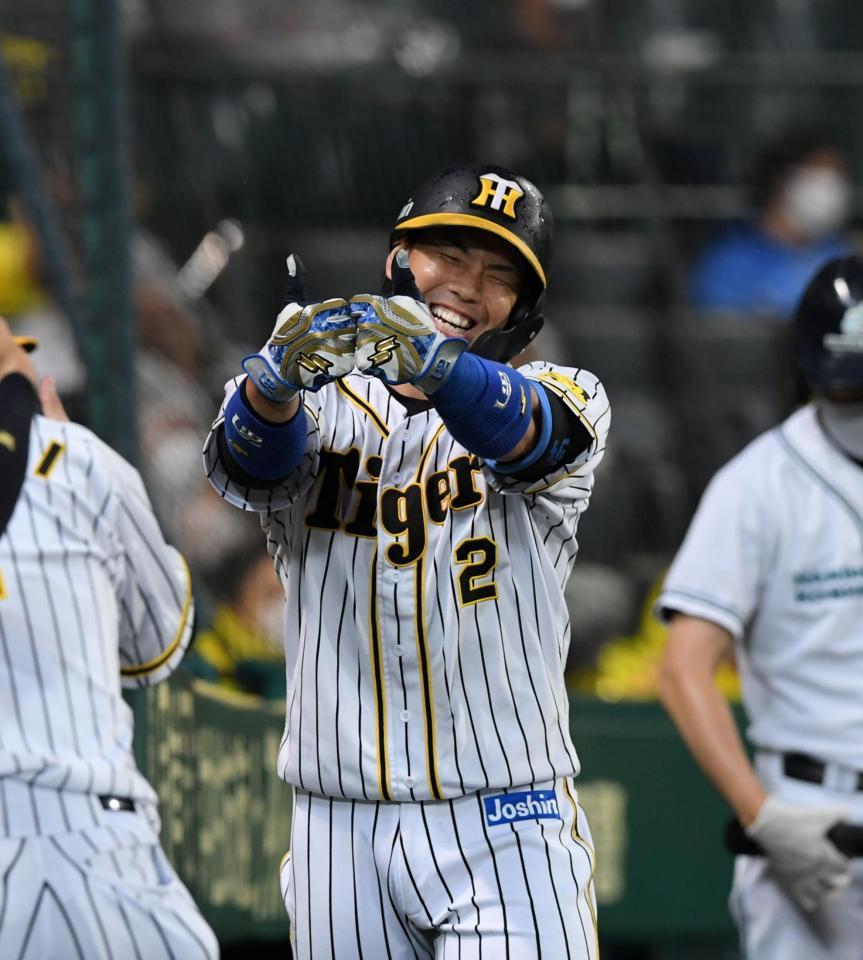 　６回、阪神・梅野は先制ソロを放ち笑顔で生還する（撮影・山口登）