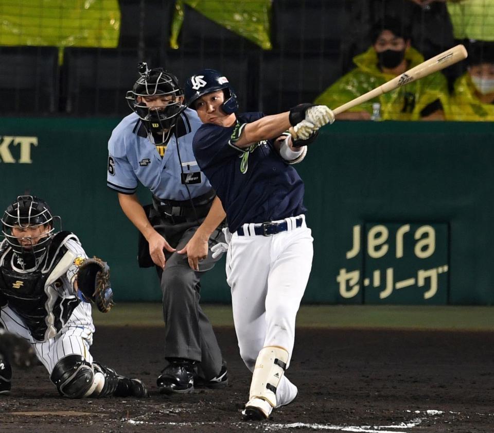 　７回、同点ソロを放つヤクルト・山田哲（撮影・田中太一）