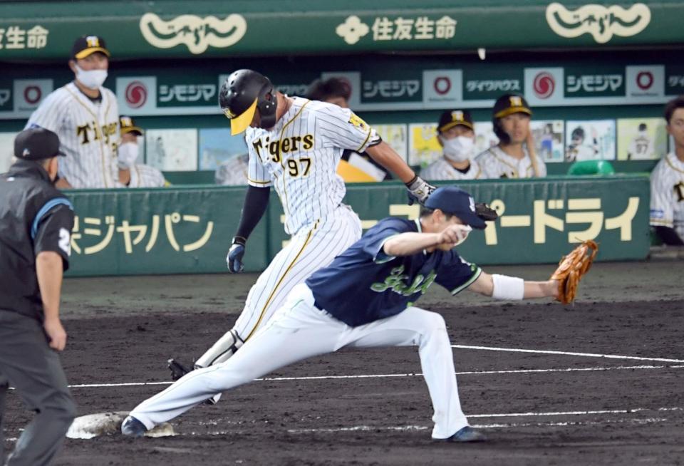 　８回、送りバントを失敗し、併殺に倒れる阪神・小野寺（撮影・田中太一）