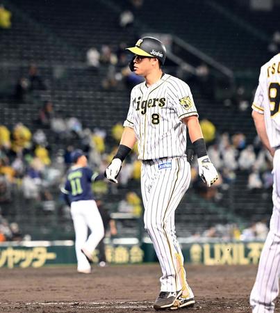 　７回、佐藤輝は左飛に倒れベンチに戻る