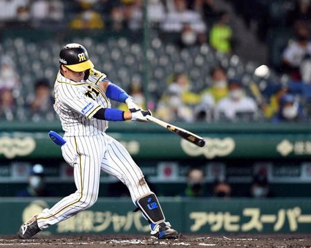 　６回、梅野は左越えに先制ソロを放つ