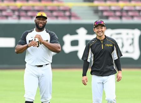 　１軍に合流し、笑顔で話すロハスと山本（撮影・飯室逸平）