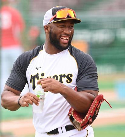 　１軍に合流し、笑顔で練習に汗を流すロハス（撮影・飯室逸平）