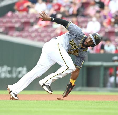 　１回、けん制で飛び出し挟殺される一走・ロハス（撮影・飯室逸平）